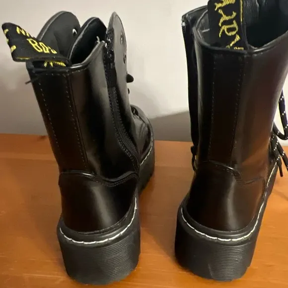 DR. MARTENS WOMENS BOOTS SZ 38 Black