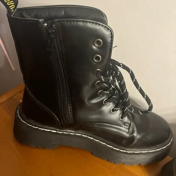 DR. MARTENS WOMENS BOOTS SZ 38 Black
