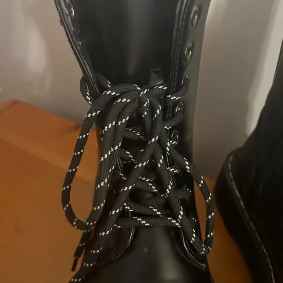 DR. MARTENS WOMENS BOOTS SZ 38 Black