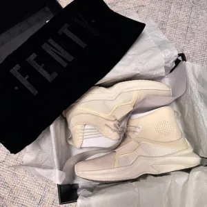 EUC FENTY x PUMA by RIHANNA Trainer Sneaker Whisper White 8 Narrow Cream Hi Top