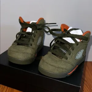 EUC JORDAN 5 Retro (TD) size 6c 🫒🧡Green&amp;Orange Sneakers Suede. Free shipping📣