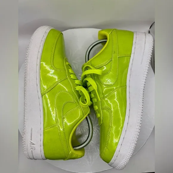 EUC Nike Air Force 1 Low '07 LV8 UV Cyber Neon Green Men’s Size 7.5 AJ9505-300