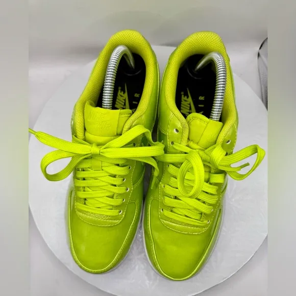 EUC Nike Air Force 1 Low '07 LV8 UV Cyber Neon Green Men’s Size 7.5 AJ9505-300