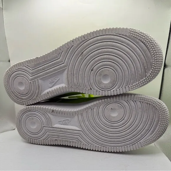EUC Nike Air Force 1 Low '07 LV8 UV Cyber Neon Green Men’s Size 7.5 AJ9505-300