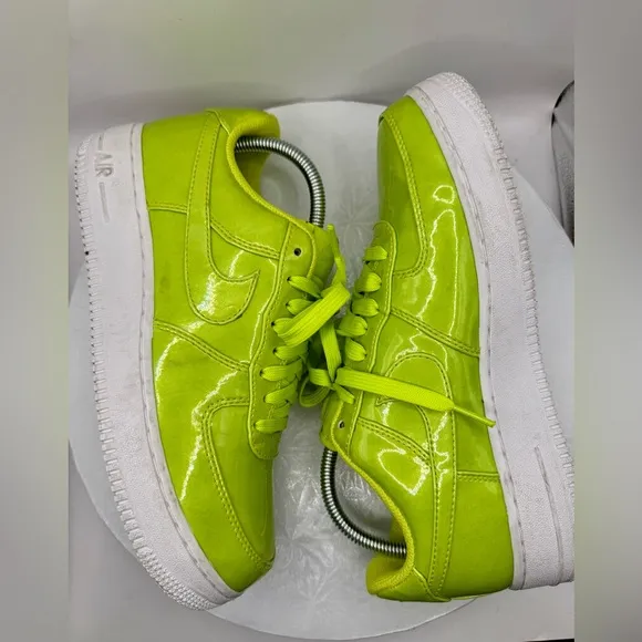 EUC Nike Air Force 1 Low '07 LV8 UV Cyber Neon Green Men’s Size 7.5 AJ9505-300