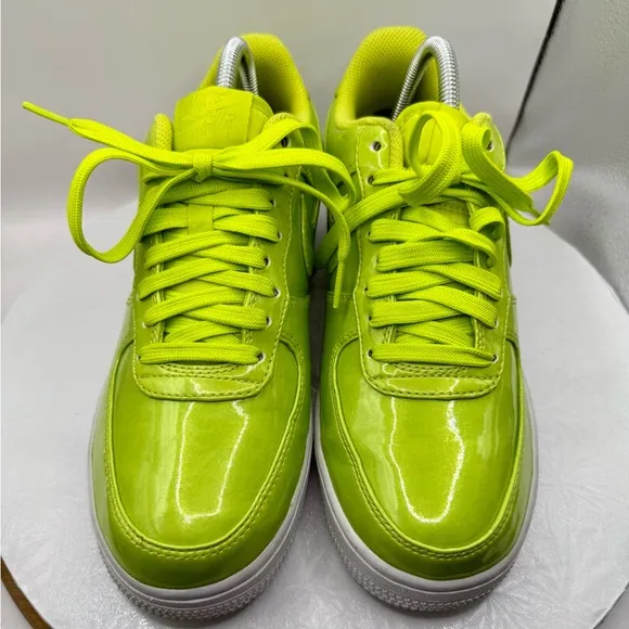 EUC Nike Air Force 1 Low '07 LV8 UV Cyber Neon Green Men’s Size 7.5 AJ9505-300