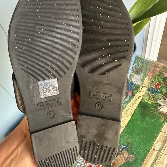 Everlane Black Leather Thong sandals. Made in Italy. Butterfeel leather 7.5US