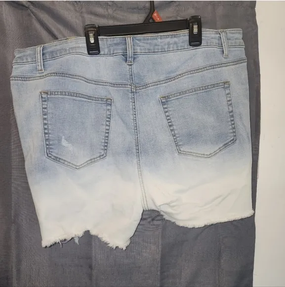 ⚘️Fashion to figure 18 Mid Rise Dip Dye Cutoff Shorts