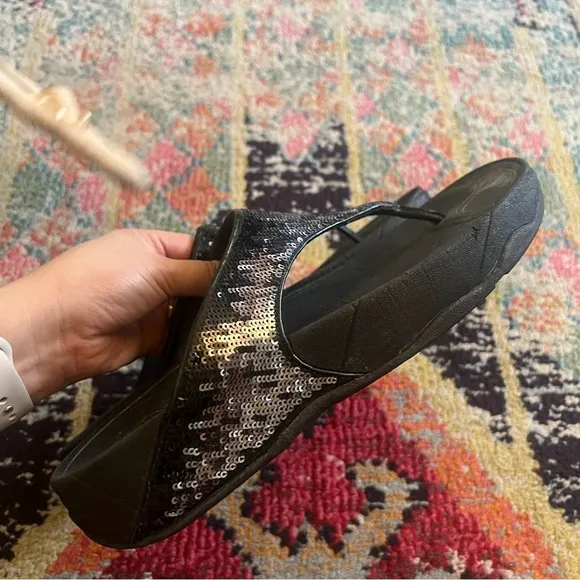 FitFlop Electra Women Black Sequin Shiny Thong Wobbleboard Sandals 10