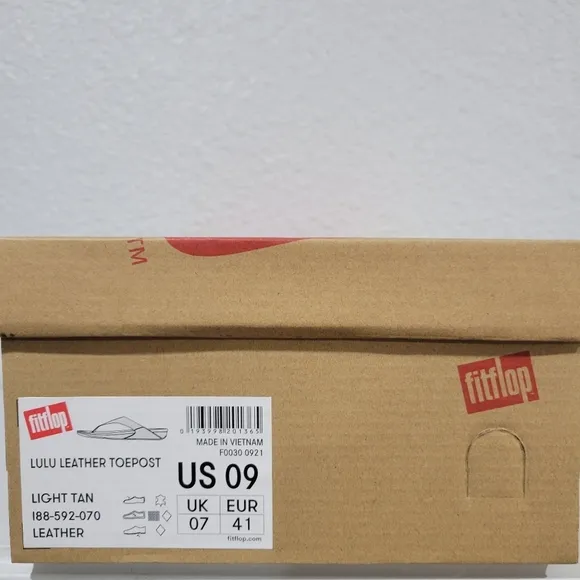 Fitflop LULU Leather Toe-Post Sandals| Sz 9| Light tan