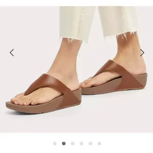 Fitflop LULU Leather Toe-Post Sandals| Sz 9| Light tan