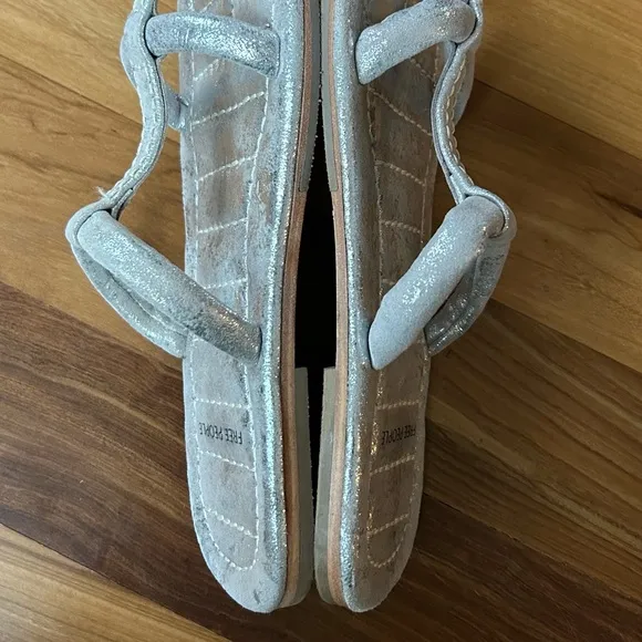 Free People | Women’s silver metallic puffer strap sandals, like new!  Size 8.5