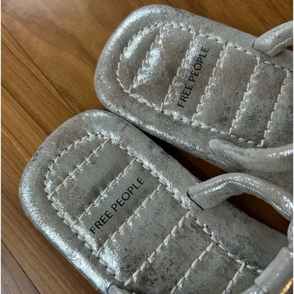 Free People | Women’s silver metallic puffer strap sandals, like new!  Size 8.5