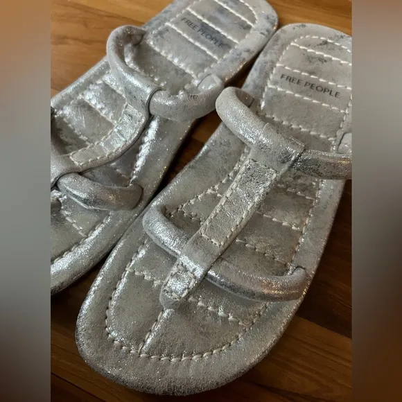 Free People | Women’s silver metallic puffer strap sandals, like new!  Size 8.5