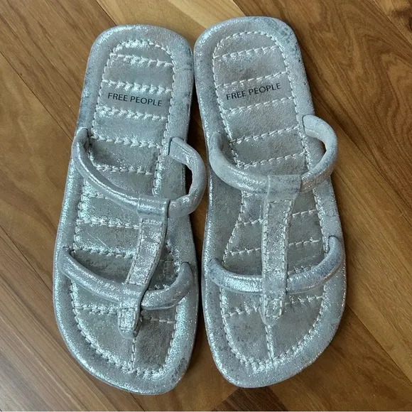 Free People | Women’s silver metallic puffer strap sandals, like new!  Size 8.5