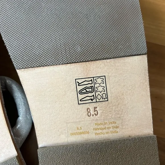 Free People | Women’s silver metallic puffer strap sandals, like new!  Size 8.5