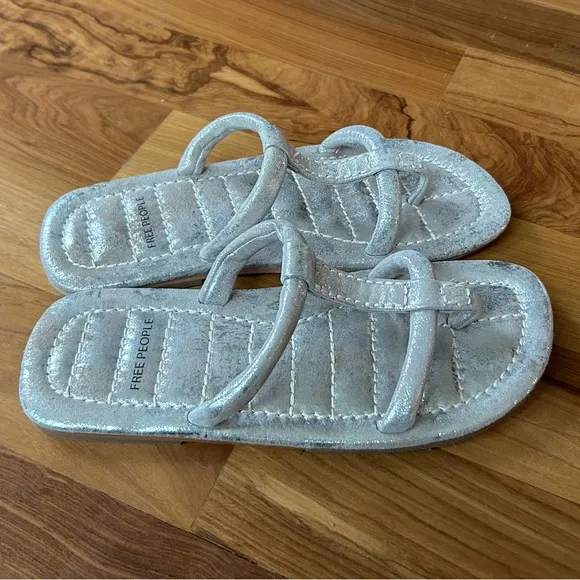 Free People | Women’s silver metallic puffer strap sandals, like new!  Size 8.5