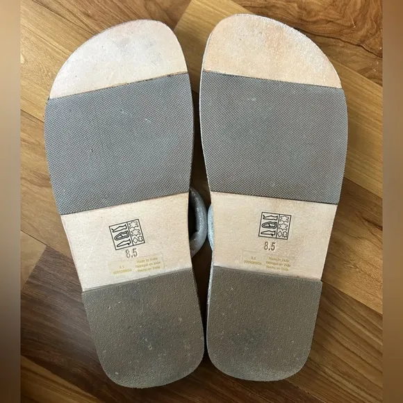 Free People | Women’s silver metallic puffer strap sandals, like new!  Size 8.5