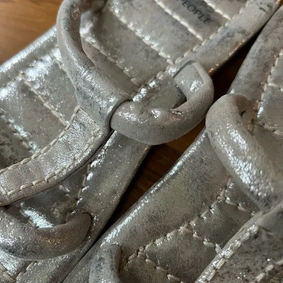 Free People | Women’s silver metallic puffer strap sandals, like new!  Size 8.5