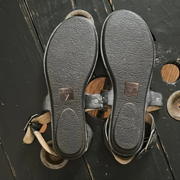 FRYE Alessia Trapunto Charcoal Gray Leather  Sandals