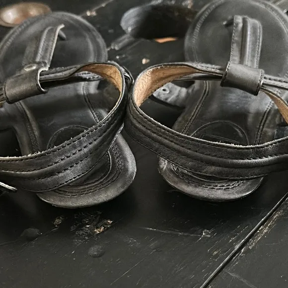 FRYE Alessia Trapunto Charcoal Gray Leather  Sandals