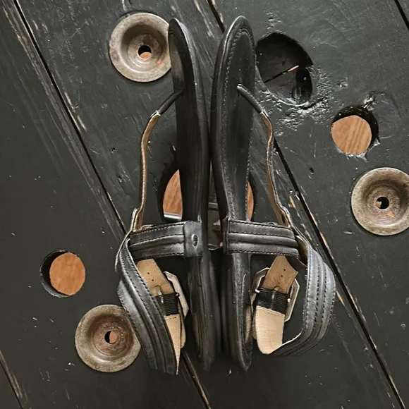 FRYE Alessia Trapunto Charcoal Gray Leather  Sandals