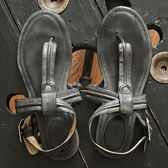 FRYE Alessia Trapunto Charcoal Gray Leather  Sandals