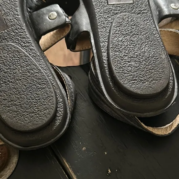 FRYE Alessia Trapunto Charcoal Gray Leather  Sandals