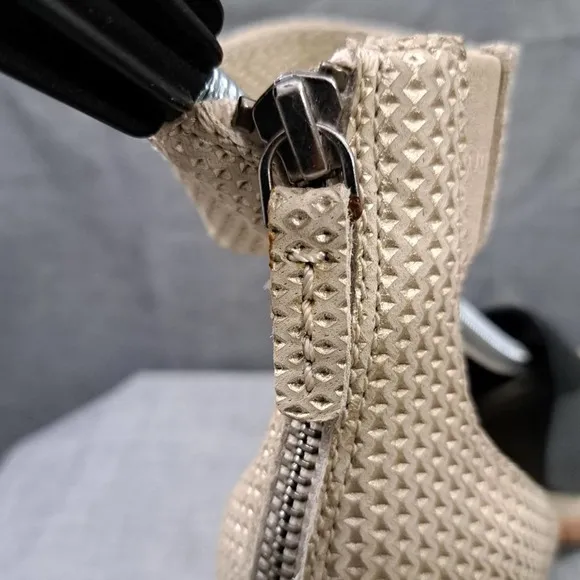 Frye Womans Brielle Back Zip Ankle Strap Heels Sandals Size 8.5M