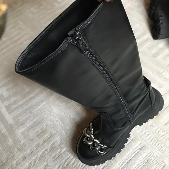 Girl’s Black Boots with Chain