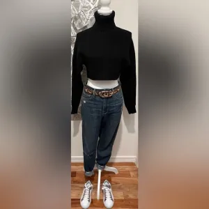 Good American- Good Waist- Distressed Jeans- Size 6/28