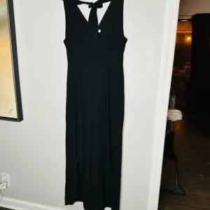 Halston Women's Black Sleeveless V-Neckline Back Zipper Midi Dress Size 6