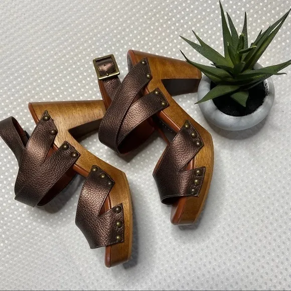 JOHNSTON &amp; MURPHY - Metallic Bronze Platform Heels