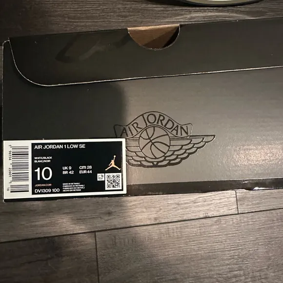 Jordan 1 Low SE Black and White Sneakers