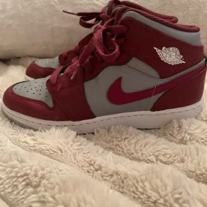 Jordan‎ 1 -Top Cherrywood Red 2022 high top sneakers size 4Y