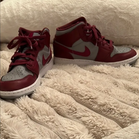 Jordan‎ 1 -Top Cherrywood Red 2022 high top sneakers size 4Y