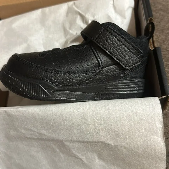 Jordan Black / Anthracite AURA5 Sneakers NWT/Box Sz7