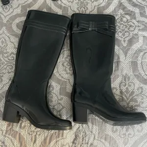 KATE SPADE Black Bow Detail Rubber Heeled Rain Boots Size 6