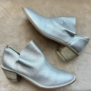 Kelsi Dagger Brooklyn Kenmare Silver Metallic Ankle Bootie Western Women's 8.5