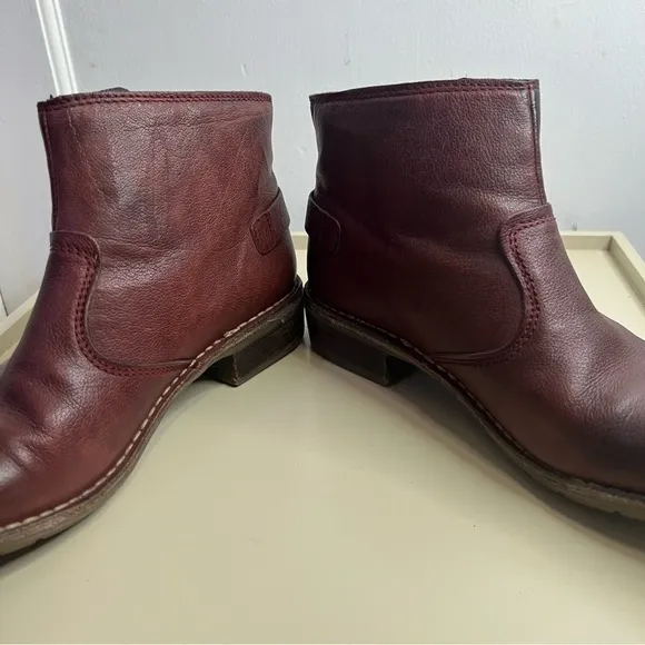 Kickers burgundy ankle bootie