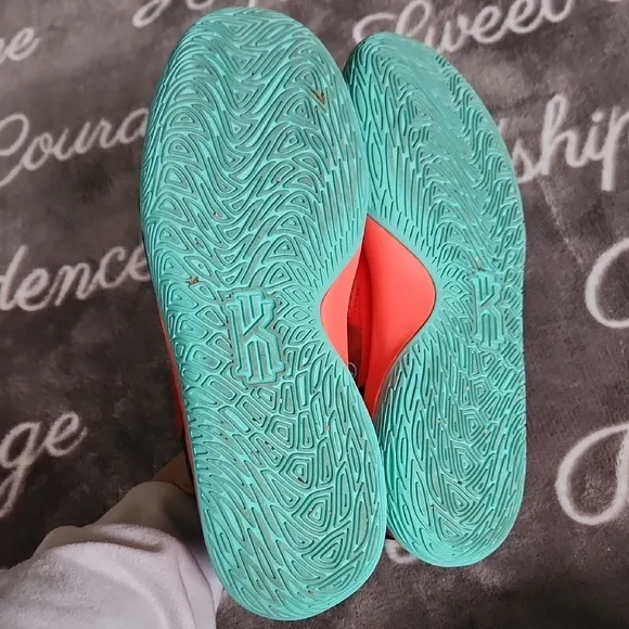 Kyrie Flytrap V Magic Ember Melon Tint Basketball Shoes WORN ONCE!