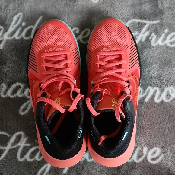 Kyrie Flytrap V Magic Ember Melon Tint Basketball Shoes WORN ONCE!