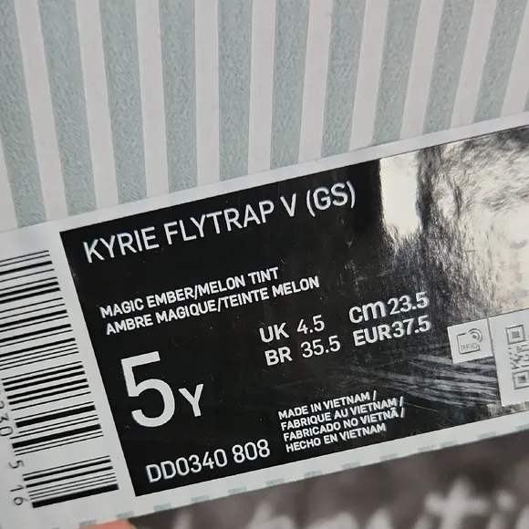 Kyrie Flytrap V Magic Ember Melon Tint Basketball Shoes WORN ONCE!