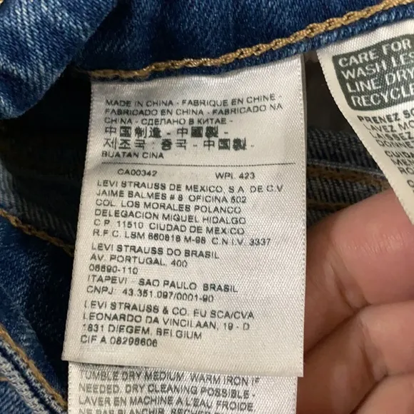Levi's 721 High Rise Skinny Jeans with rip knee size 25