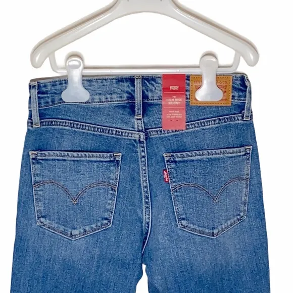 Levi's 721 High Rise Skinny Jeans with rip knee size 25
