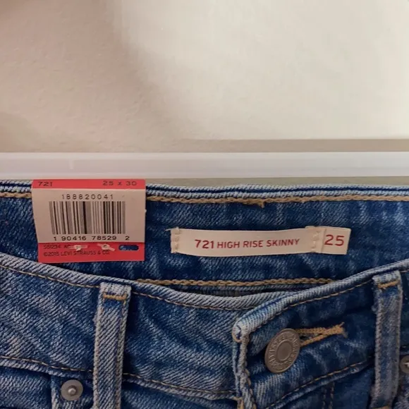 Levi's 721 High Rise Skinny Jeans with rip knee size 25