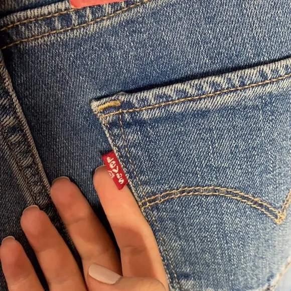 Levi's 721 High Rise Skinny Jeans with rip knee size 25