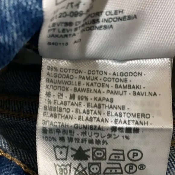 Levi's 721 High Rise Skinny Jeans with rip knee size 25