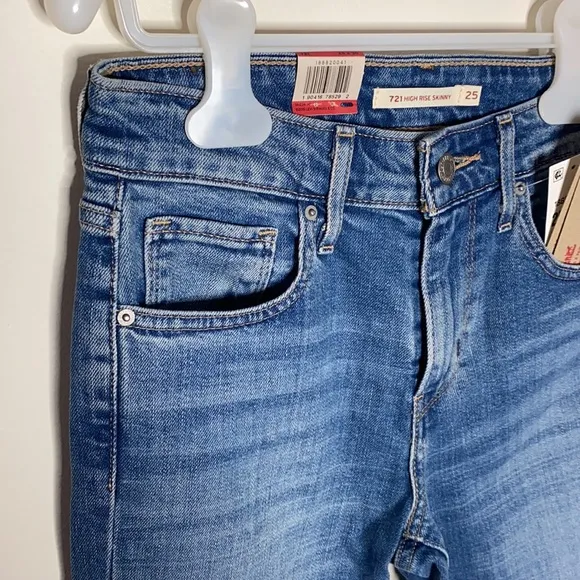 Levi's 721 High Rise Skinny Jeans with rip knee size 25