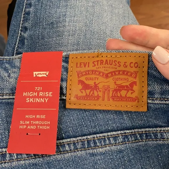Levi's 721 High Rise Skinny Jeans with rip knee size 25